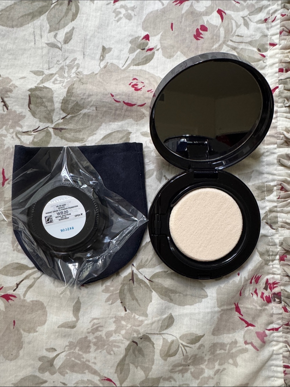 Radiant Cream to Powder Foundation - WB20 - Picture 3 of 8